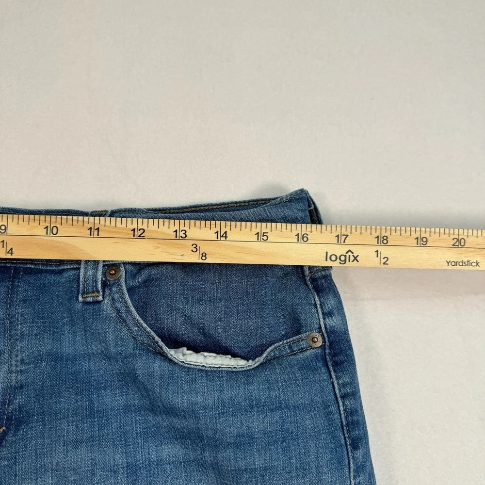 Levis Denim Jean Shorts 6 Inch Rise Womens Size 30 Medium Wash - Picture 7 of 11